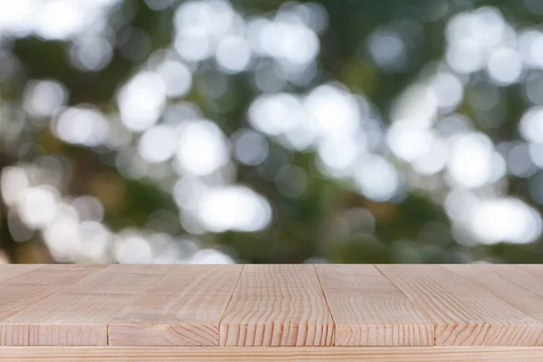 Tampo da mesa de madeira no fundo verde bokeh - pode ser usado para montagem — Fotografia de Stock