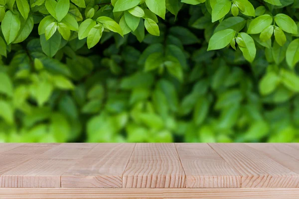 Braun Holz Tischplatte auf Bokeh abstrakte grüne Natur Hintergrund — Stockfoto