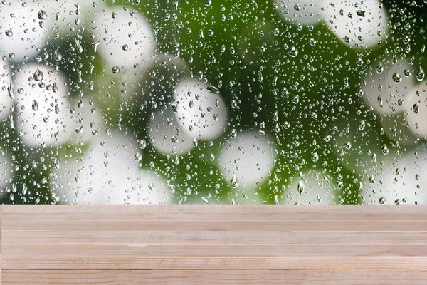 抽象的な水ドロップ背景のボケ味の茶色の木のテーブル — ストック写真