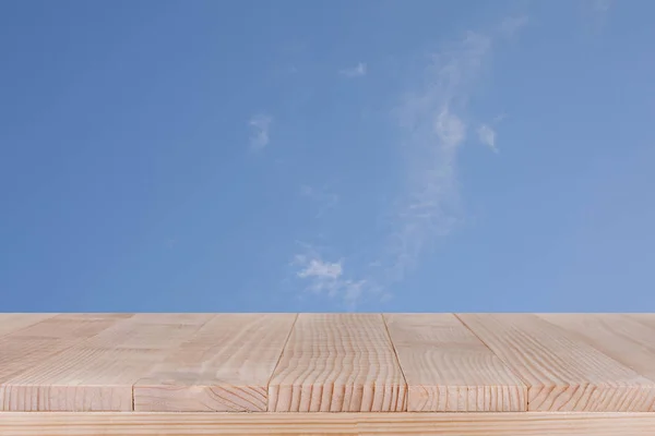 Piano del tavolo in legno marrone su cielo blu con sfondo nuvola - può essere utilizzato per visualizzare i vostri prodotti — Foto Stock