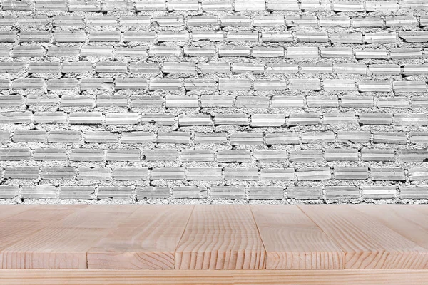 Braune Holztischplatte auf weißem Betonhintergrund - kann für die Präsentation Ihrer Produkte verwendet werden — Stockfoto