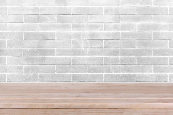 Tapa de tabla de madera marrón sobre fondo de pared de hormigón blanco - se puede utilizar para mostrar sus productos —  Fotos de Stock