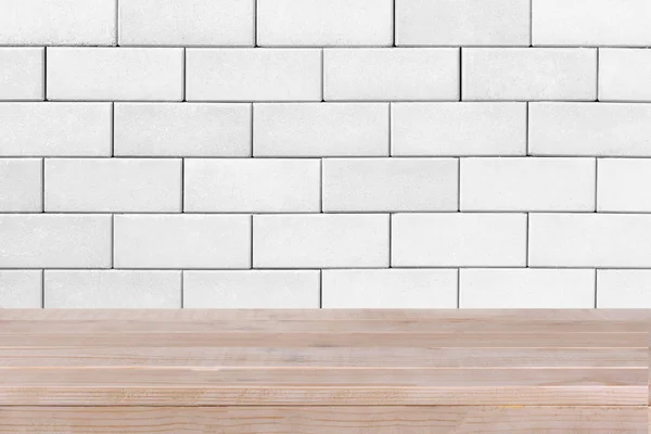 Meja kayu coklat di atas latar belakang dinding beton putih - dapat digunakan untuk menampilkan produk Anda — Stok Foto