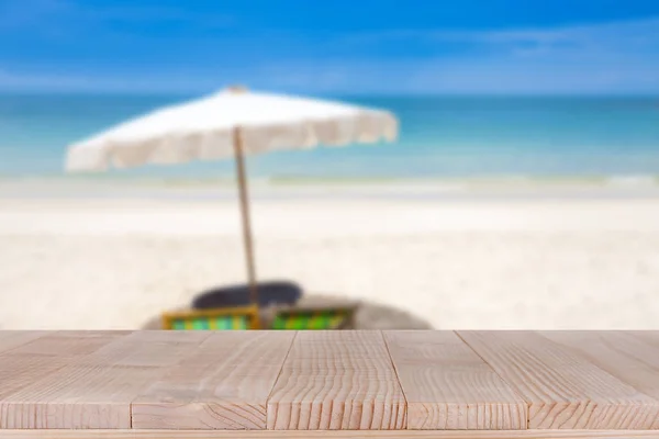 Tampo da mesa de madeira no mar azul borrado e areia branca praia backgroud — Fotografia de Stock