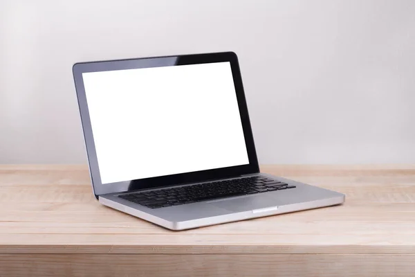 Передний вид ноутбука на рабочем столе на бетонном фоне — стоковое фото
