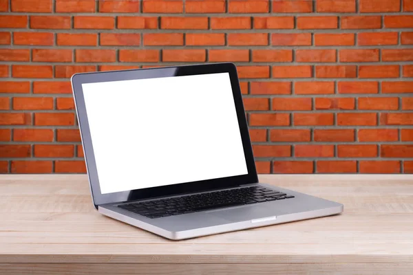 Vorderseite des Laptops ist auf dem Arbeitstisch Backsteinhintergrund — Stockfoto