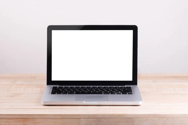 Vue de face de l'ordinateur portable est sur le fond de béton de table de travail — Photo