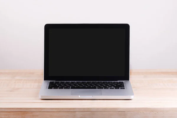 Vue de face de l'ordinateur portable est sur le fond de béton de table de travail — Photo