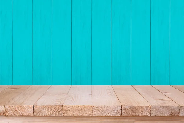 Tabel kayu atas pada latar belakang kayu hijau — Stok Foto