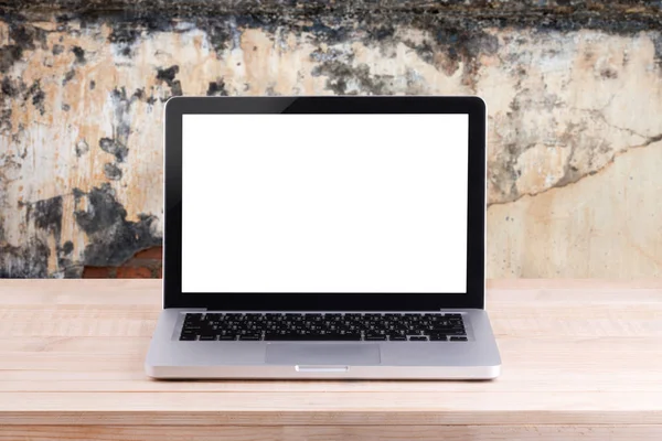 Vorderseite des Laptops ist auf dem Arbeitstisch Betonhintergrund — Stockfoto