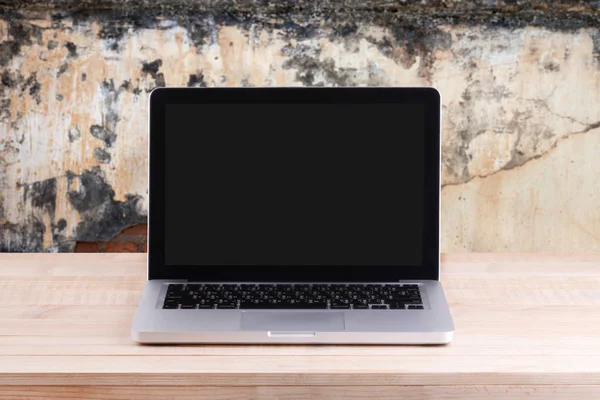 Widok z przodu laptopa jest na pracy tabela betonu zadumany — Zdjęcie stockowe