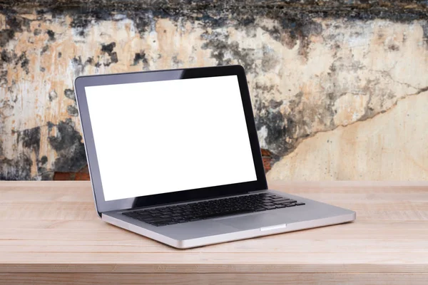 Vue de face de l'ordinateur portable est sur la table de travail backgroun béton — Photo