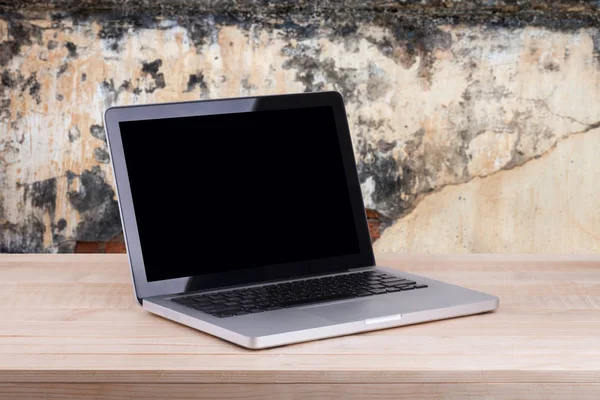 Vorderseite des Laptops ist auf dem Arbeitstisch Betonhintergrund — Stockfoto