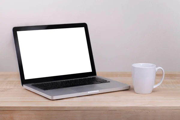 Vue de face de l'ordinateur portable est sur le fond de béton de table de travail — Photo