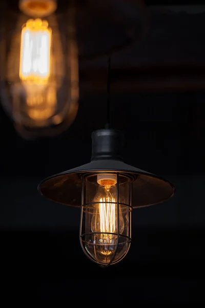 Класичний Едісон лампочка увімкнено — стокове фото