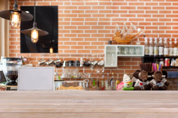 Ahşap masa soyut bulanık kahve dükkanı arka plan üzerinde en iyi  