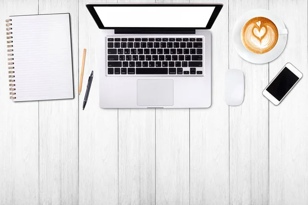 Laptop oder Notebook von oben, Handy und Tasse Latte-Art-Kaffee auf Holztisch — Stockfoto
