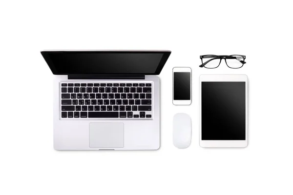 Laptop tablet e smartphone su sfondo bianco con spazio di testo — Foto Stock