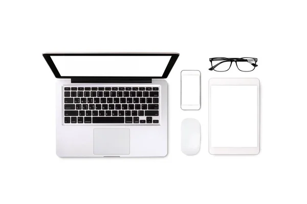 Смартфон для ноутбука и очки на белом фоне с текстовым пространством — стоковое фото