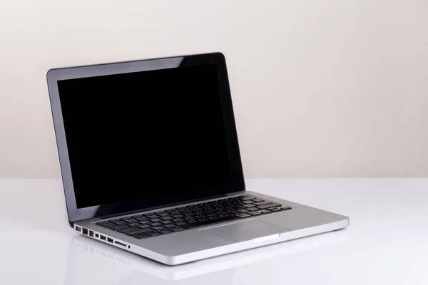 Widok z przodu laptopa jest na pracy tabela betonu zadumany — Zdjęcie stockowe