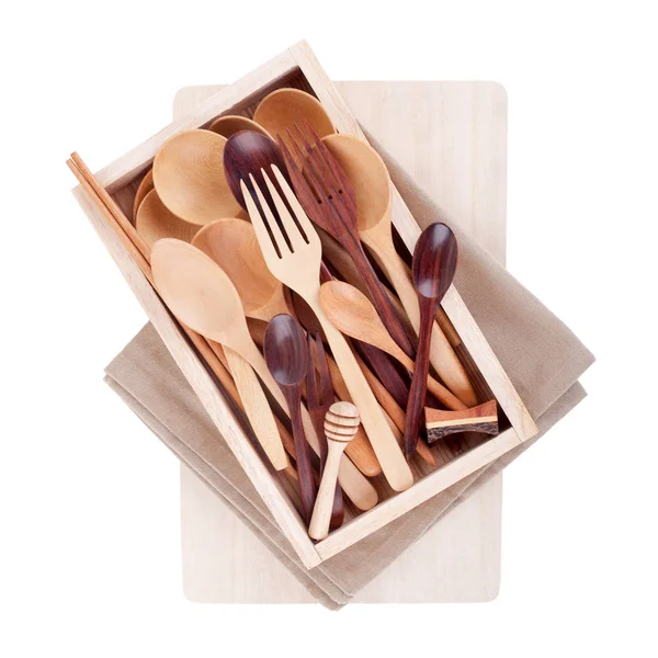 Beyaz arka planda ahşap mutfak aletleri