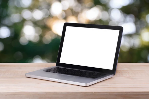 Vista frontal de la computadora portátil está en la mesa de trabajo y bokeh backgrou — Foto de Stock