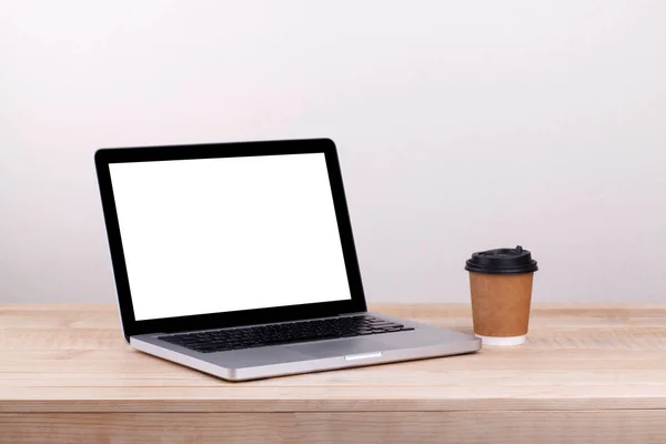 Vista frontal de la computadora portátil y el café para llevar está en la pestaña de trabajo — Foto de Stock