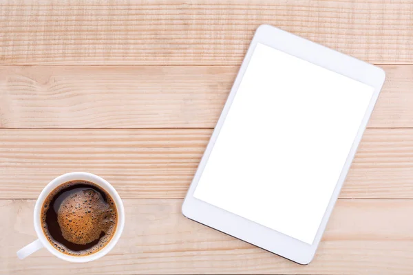 Kawa i telefonu komórkowego lub tabletu z drewna makieta pusty ekran — Zdjęcie stockowe
