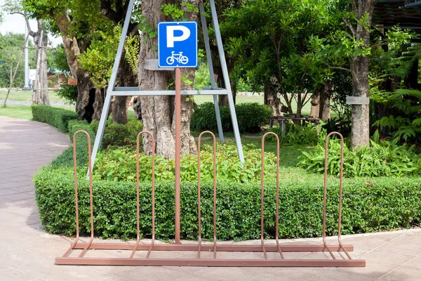 Sinal de estacionamento de bicicleta no parque público — Fotografia de Stock