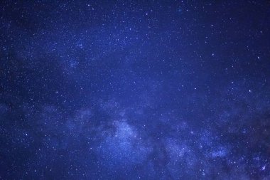 Kainatta yıldızlar ve uzay tozuyla Samanyolu Galaksisi