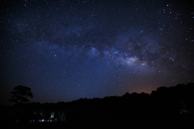 Samanyolu. Uzun pozlama fotoğraf. Tahıl ile