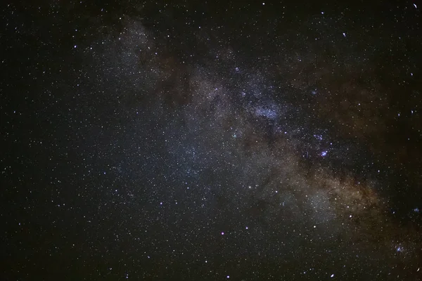 Mjölkaktig väg galax, Lång exponering fotografi, med korn. — Stockfoto