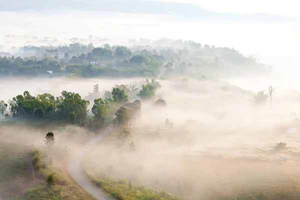 Nebel im Morgensonnenaufgang am khao takhian ngo Aussichtspunkt in khao-kh — Stockfoto