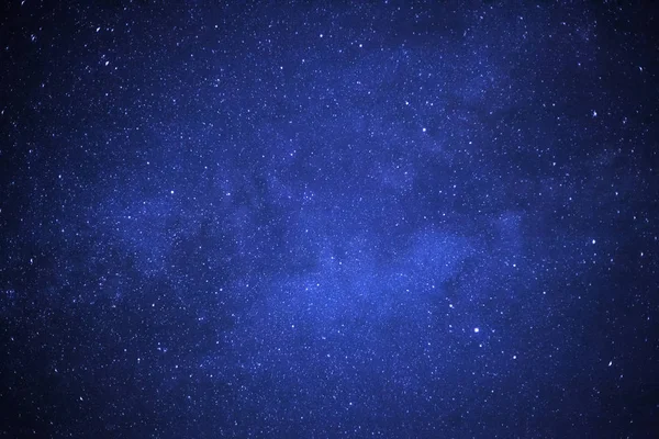 Samanyolu galaksisi, uzun pozlu fotoğraf, tahıllı.