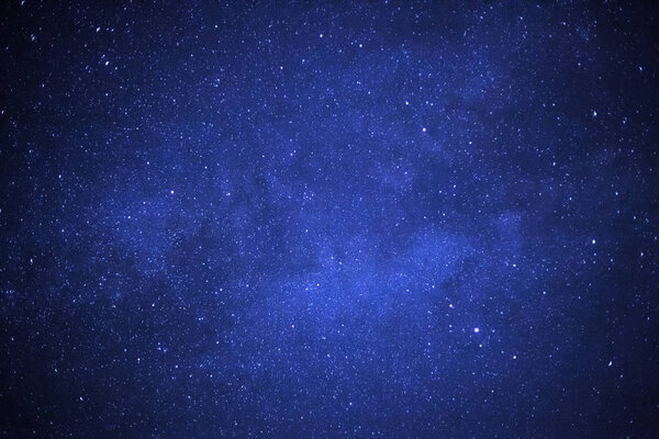 Молочный путь галактики, длинная экспозиция фотографии, с Мбаппе в