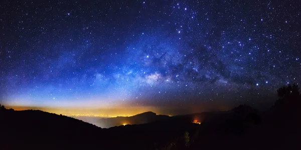 Galaxia de la Vía Láctea Panorama en Doi inthanon Chiang mai, Tailandia . — Foto de Stock