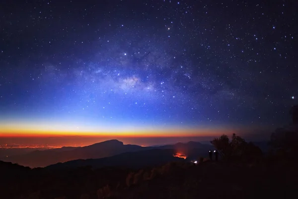 Milchstraßengalaxie bei doi inthanon chiang mai, Thailand. Langzeitbelichtung — Stockfoto