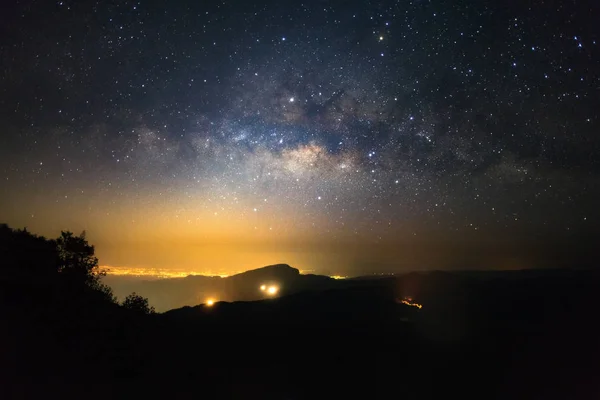 Galaxia Vía Láctea en Doi inthanon Chiang mai, Tailandia.Larga exposición — Foto de Stock