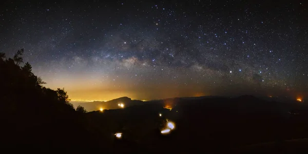 Galaxia de la Vía Láctea Panorama en Doi inthanon Chiang mai, Tailandia . — Foto de Stock