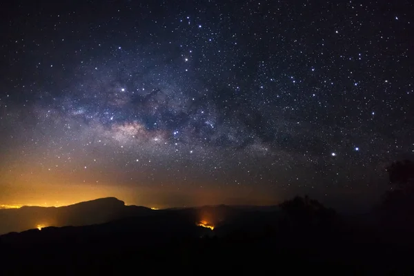 Galaxia Vía Láctea en Doi inthanon Chiang mai, Tailandia.Larga exposición — Foto de Stock