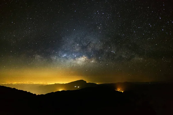 Galaxia Vía Láctea en Doi inthanon Chiang mai, Tailandia.Largas exposiciones — Foto de Stock
