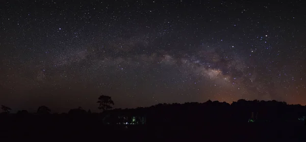 Panorama Via Láctea galáxia. Fotografia de exposição longa. Com grão — Fotografia de Stock