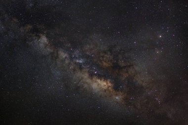 Kainatta yıldızlar ve uzay tozuyla Samanyolu Galaksisi