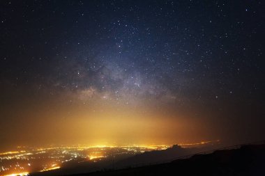 Samanyolu ve Tay Phutabberk Phetchabun, ışık şehir