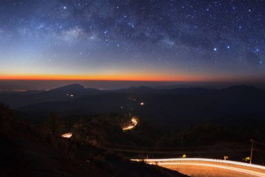 Samanyolu Doi Inthanon Chian, yolda aydınlatma ile