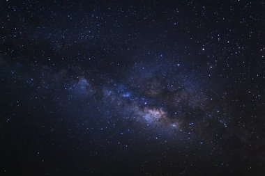 Açıkça Samanyolu gece gökyüzü üzerinde 