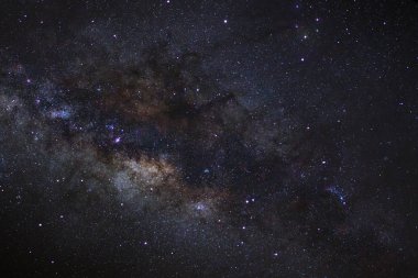 Kainatta yıldızlar ve uzay tozuyla Samanyolu Galaksisi