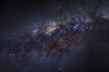 Kainatta yıldızlar ve uzay tozuyla Samanyolu Galaksisi