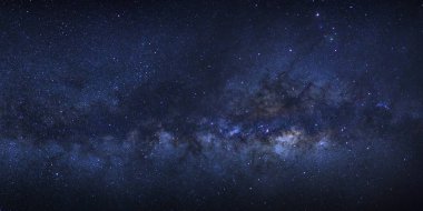 Evrende yıldızlar ve uzay tozuyla Panorama Samanyolu Galaksisi