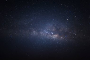 Kainatta yıldızlar ve uzay tozuyla Samanyolu Galaksisi